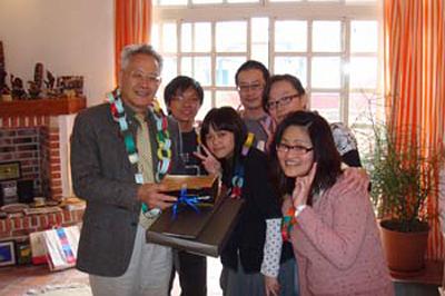 2009 (9).jpg - Jan 10, 2009 老師慶生會(學生獻上生日禮物)